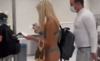 Internete plinta įrašas: oro uoste užfiksuota moteris, kuri vilkėjo vien bikinį ir medicininę kaukę [VIDEO]