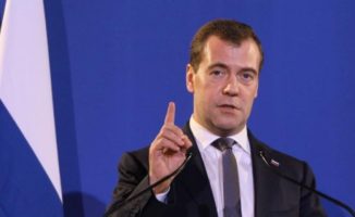 Dmitrijus Medvedevas grasina, jog Rusija dėl sankcijų nutrauks maisto tiekimą Vakarams