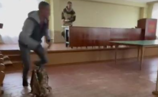Į karinį komisariatą Rusijoje atėjęs vaikinas pradėjo šaudyti į vodovybę